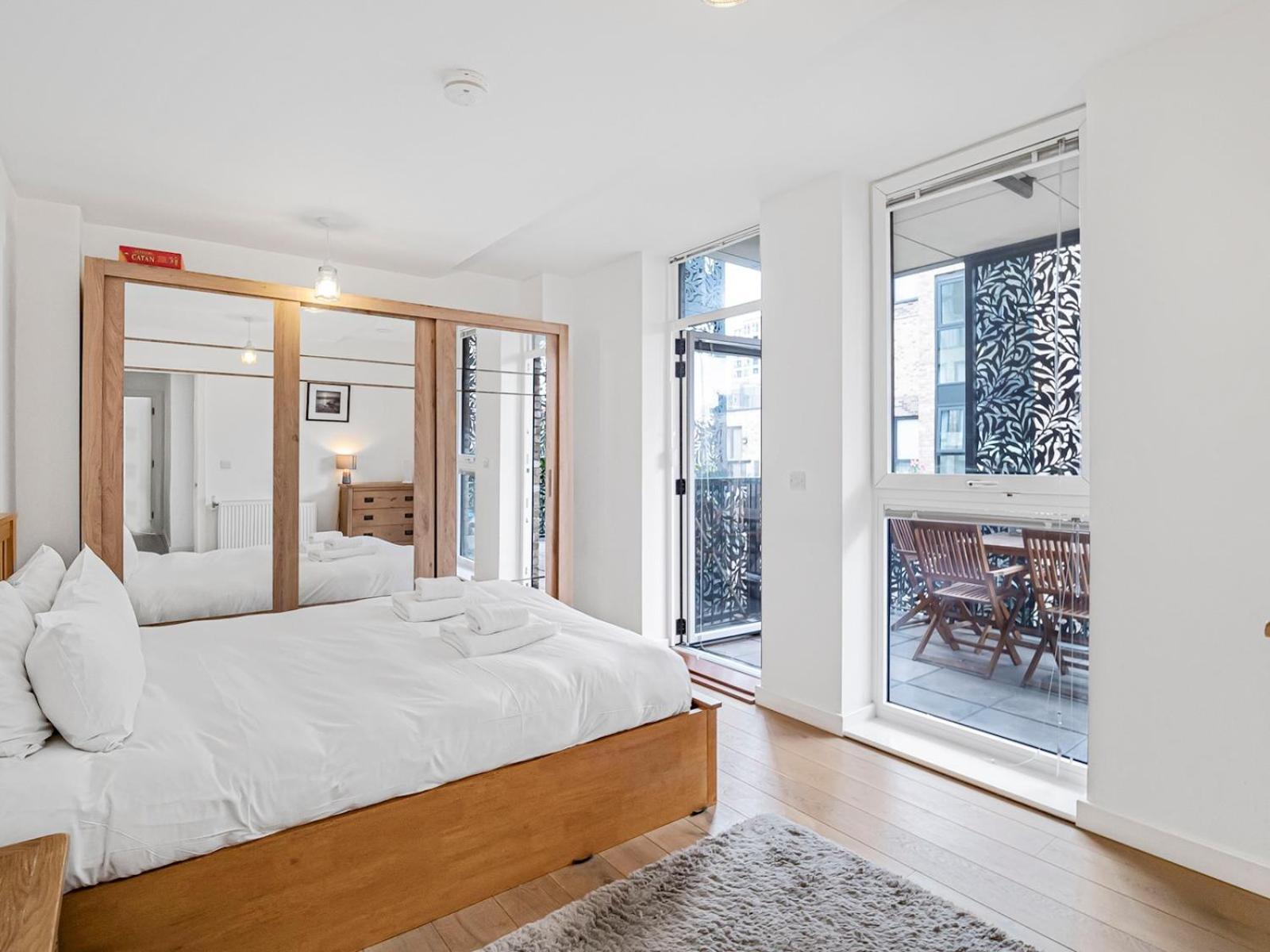 Appartamento Modern Flat With Balcony Pass The Keys Londra