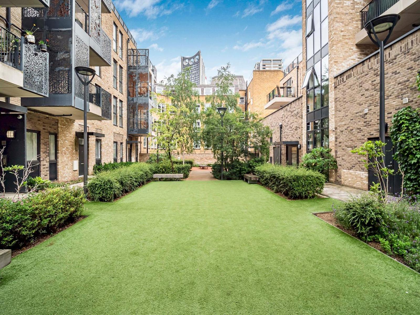 Modern Flat With Balcony Pass The Keys Londra
