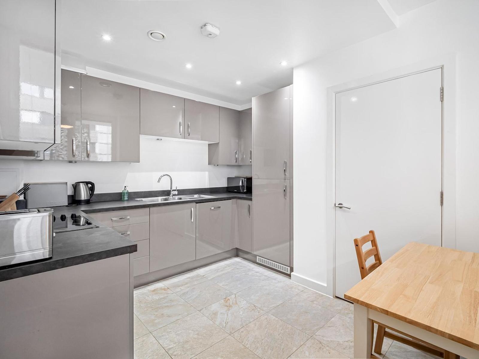 Modern Flat With Balcony Pass The Keys *