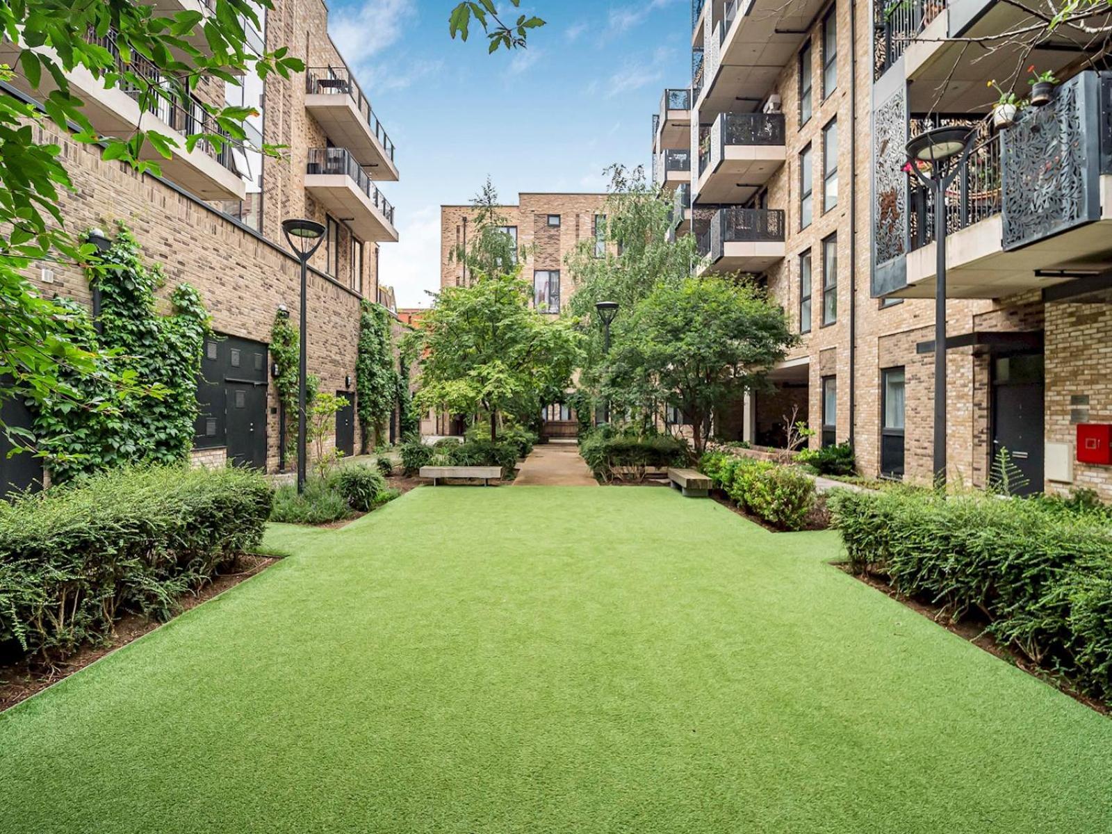 Modern Flat With Balcony Pass The Keys Londra