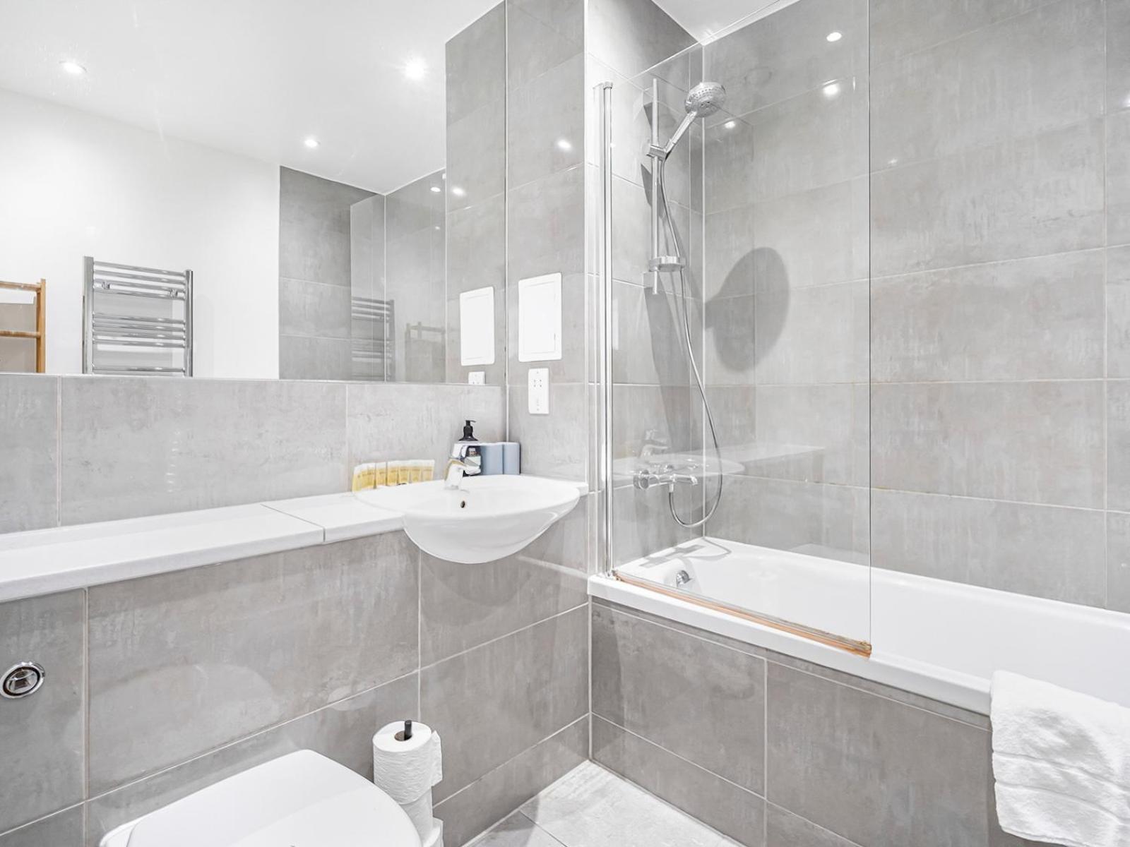 Appartamento Modern Flat With Balcony Pass The Keys
