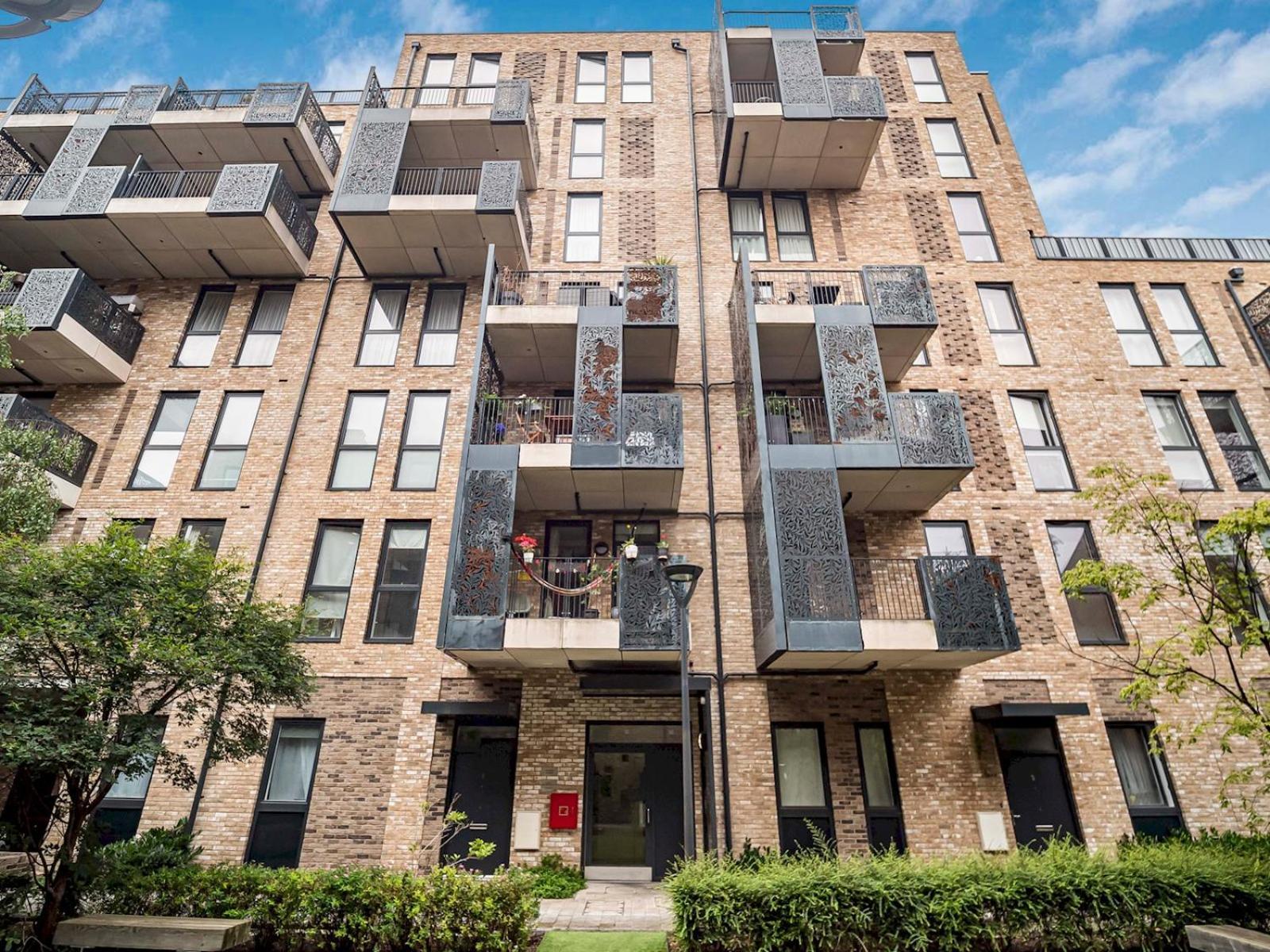 Modern Flat With Balcony Pass The Keys Londra