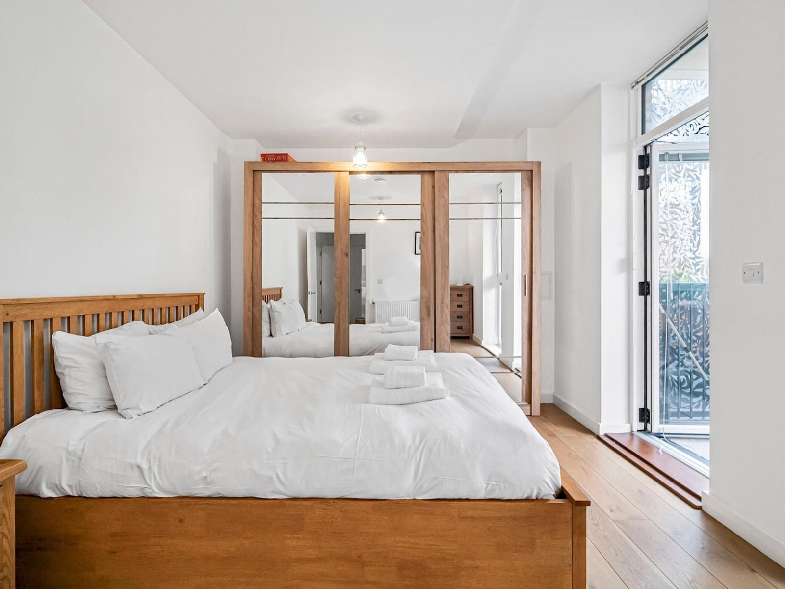 Modern Flat With Balcony Pass The Keys *